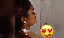 Jamaicaanse Scorpio Queen wordt ondeugend onder de douche