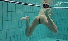 Markova, o adolescentă pasionată, înoată în aer liber în piscina cehă