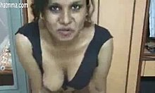 Indisk svigermor og hennes desi sexlærer blir vill i denne videoen