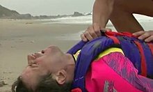 Baywatch-tyttöjä pelastettiin ja he saivat siemennesteen kasvoilleen intensiivisen seksin jälkeen