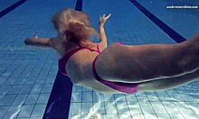 Russische tiener Elena Prokovas natuurlijke tieten en perfecte lichaam in het zwembad