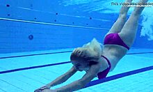 נערת רוסיה אלנה פרוקובס עם חזה טבעי וגוף מושלם בבריכה