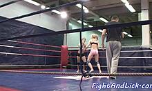 Dua lesbian amatur menikmati cunilingus di dalam ring tinju