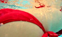 कैटी सोरोकास पूल के किनारे न्यूड तैरती हुई लाल बिकनी बॉटम में।