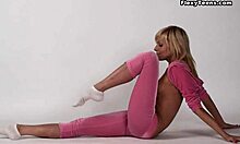 Zinka Korzinkina pokaže svoje gimnastične sposobnosti v videu gole vadbe