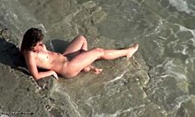 मोटी श्यामला नग्न समुद्र तट पर घूमती हुई पूरी तरह से नग्न