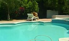 골디 맥하운과 그녀의 여자친구가 출연한 레이시 레트로 비디오