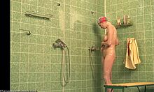 O tipă amatoare perversă își arată corpul perfect în duș