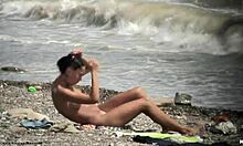 Темноволосая голая девчонка ходит голая на пляже