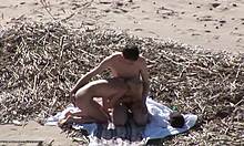 Amatőr nudista pornó egy szőke hajú ribancot mutat be