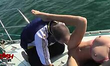 Remaja pucat berpose di atas yacht putih besar