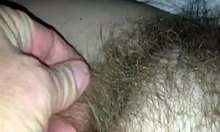 Lidenskapelig kjæreste får fingret sin hårete muffe