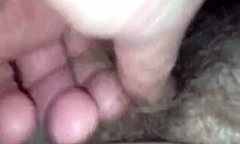 Petite amie passionnée se fait doigter sa chatte poilue