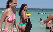 Morena peituda com um corpo incrível mostra seu bronzeado na praia