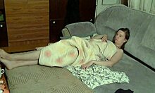 Amatorska brunetka próbuje ukryć swoje gorące ciało