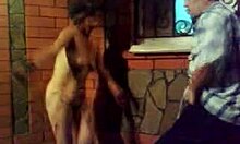 Berusad mormor dansar helt naken offentligt