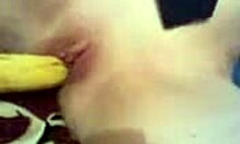 Il fidanzato mette la banana nella figa della sua ex ragazza