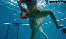 Bubarek und seine Freundin vergnügen sich im Schwimmbad