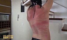 Tuan rumah berambut merah yang tegas menghukum teman perempuannya dalam video femdom