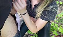 Amateur-Blondine gibt Blowjob in Nahaufnahme und schluckt Fremdes Sperma im Wald