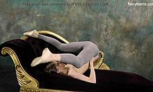 Klara Lookova se raztegne na mostu in nastopa gola balerina
