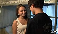 Nastolatka doświadcza intensywnego seksu w HD