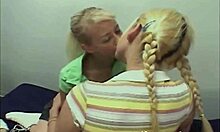 Des adolescentes lesbiennes aux petits seins se livrent à un trio oral