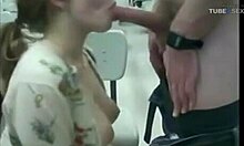 Nuori tyttöystävä antaa poikaystävälleen sensuelisen suihin web-kameran edessä
