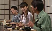 Três japoneses com uma adolescente com seios pequenos e vagina peluda