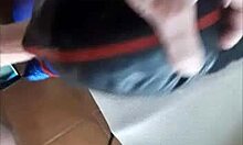 Laura, egy tizenéves, meg van kötve és mélynyakú POV videóban, miközben magas sarkú cipőt visel
