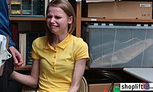 Adolescent rus cu sânii mici surprins de camera ascunsă
