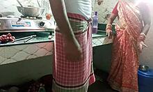 Een Indisch stel houdt zich bezig met porno met de meid die het eten aan het koken was