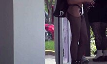 Erotik gösterici kız arkadaş Claire Black iç çamaşırlarını sergiliyor ve halka açık seks yapıyor