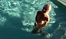 Tânăra blondă primeşte o muie de la unchiul ei vitreg lângă piscină