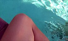 En ung blondine får et knald fra sin stedonkel ved poolen