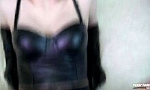 Una ragazza cosplay di 18 anni in gonna di lattice chiede sperma sul suo viso