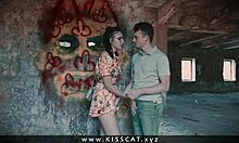 Bližnji posnetek ruske muce, ki jo poljubljajo in seksajo v zapuščeni hiši