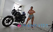 Lauren Latina, o adolescentă braziliană, își face curul mare pe motocicleta ei în Columbia