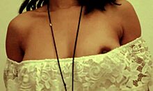 वेबकैम पर प्राकृतिक स्तन और बालों वाली योनि खेल