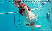 Nina Mohnatka, egy tinédzser, felmutatja nagy melleit és dögös fenekét a medencében