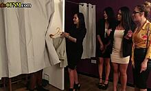 परिष्कृत CFM लड़कियों के साथ कपड़े बदलने के कमरे में MILF और फेमडम एक्शन