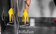Kiffa in Vic se zabavata s fetišem nog v baru