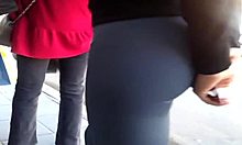 Vídeo softcore de una chica joven con un trasero redondo en leggings apretados esperando el autobús