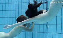 Ruské dívky Clara Umora a Bajankina se oddávají horké akci pod vodou