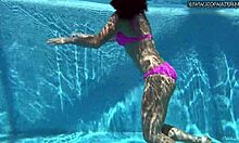 杰西卡·林肯自制视频,特色是一个性感的宝贝在游泳池里双重插入