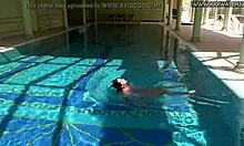 Jessica Lincolns hemmagjorda video visar en het babe som tar en dubbel penetration i poolen