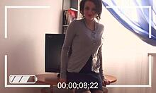 Аматьорска брюнетка се дразни в домашно видео с разкъсани дрехи