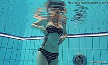 अमेचुर टीन कैटरीन एक होम वीडियो में नंगी पानी में जाती है।