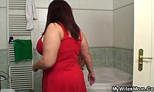 Rjavolaska punca sesa in jezdijo kurac svojega fanta v kopalnici